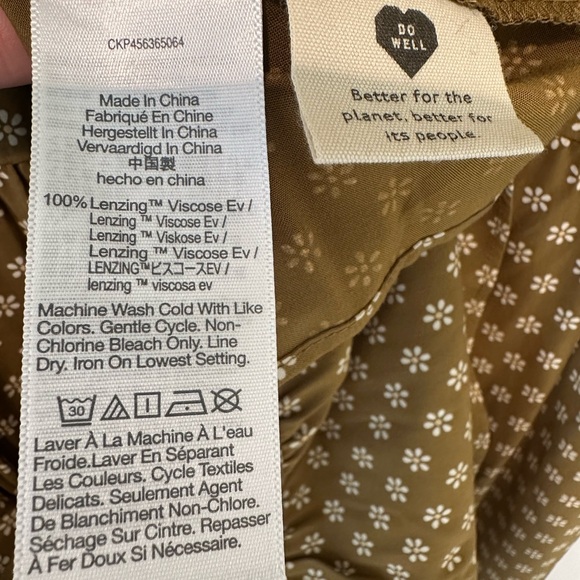 Madewell V-Neck Tiered Button-Front Midi Dress in Daisies Forever - Picture 6 of 10